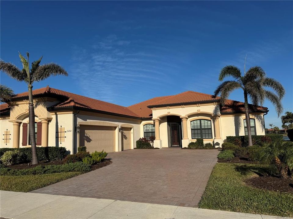 Recently Sold: $900,000 (4 beds, 2 baths, 2402 Square Feet)