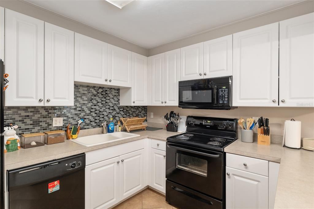 Active With Contract: $159,500 (3 beds, 2 baths, 1384 Square Feet)