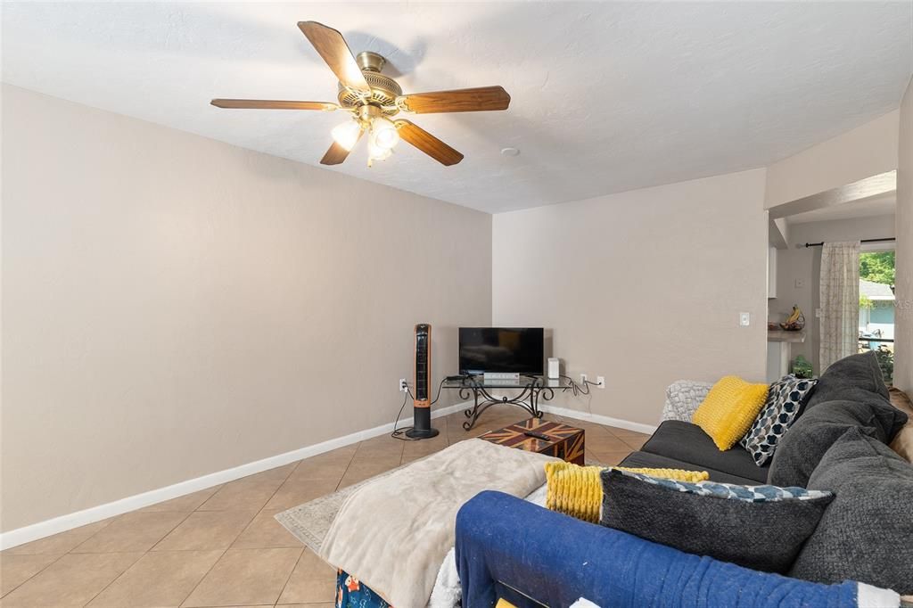 Active With Contract: $159,500 (3 beds, 2 baths, 1384 Square Feet)