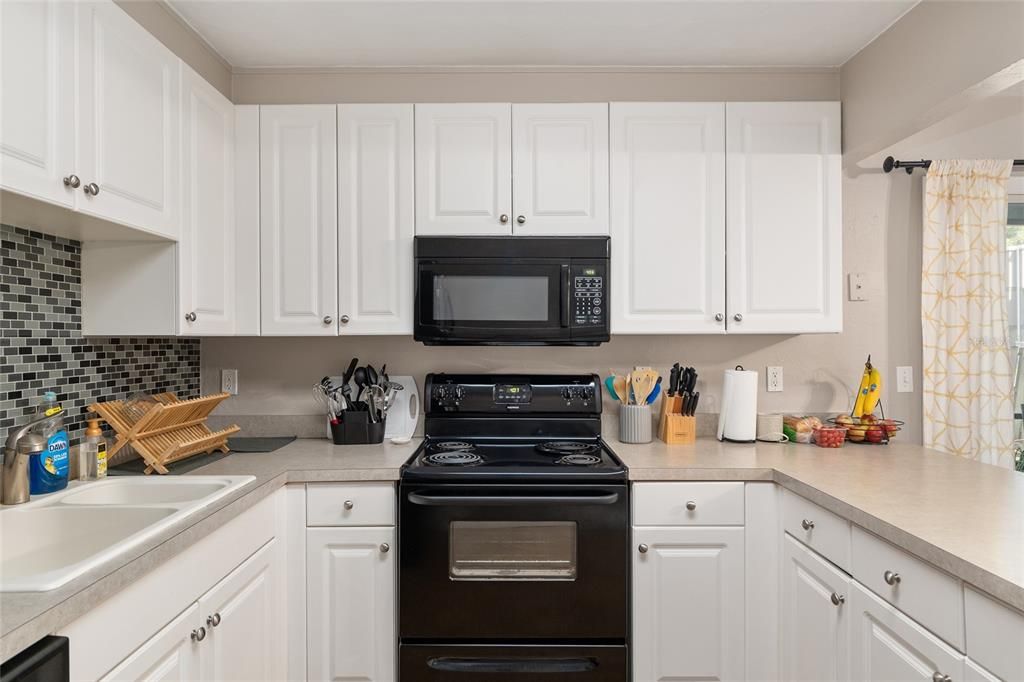 Active With Contract: $159,500 (3 beds, 2 baths, 1384 Square Feet)