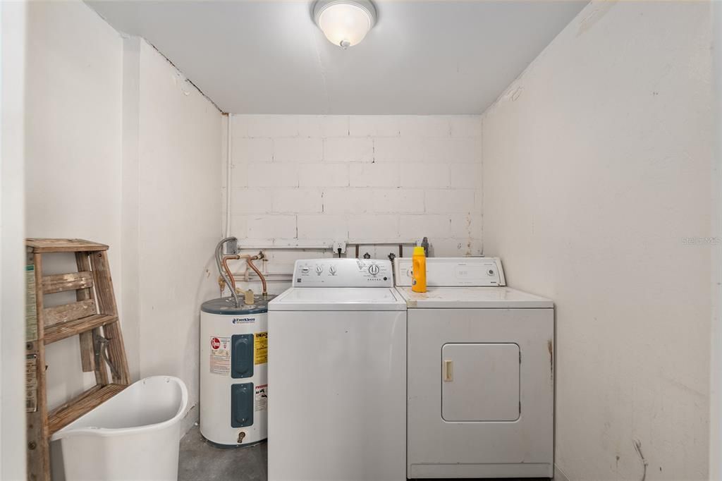 Active With Contract: $159,500 (3 beds, 2 baths, 1384 Square Feet)