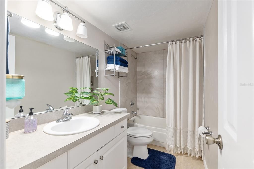 Active With Contract: $159,500 (3 beds, 2 baths, 1384 Square Feet)