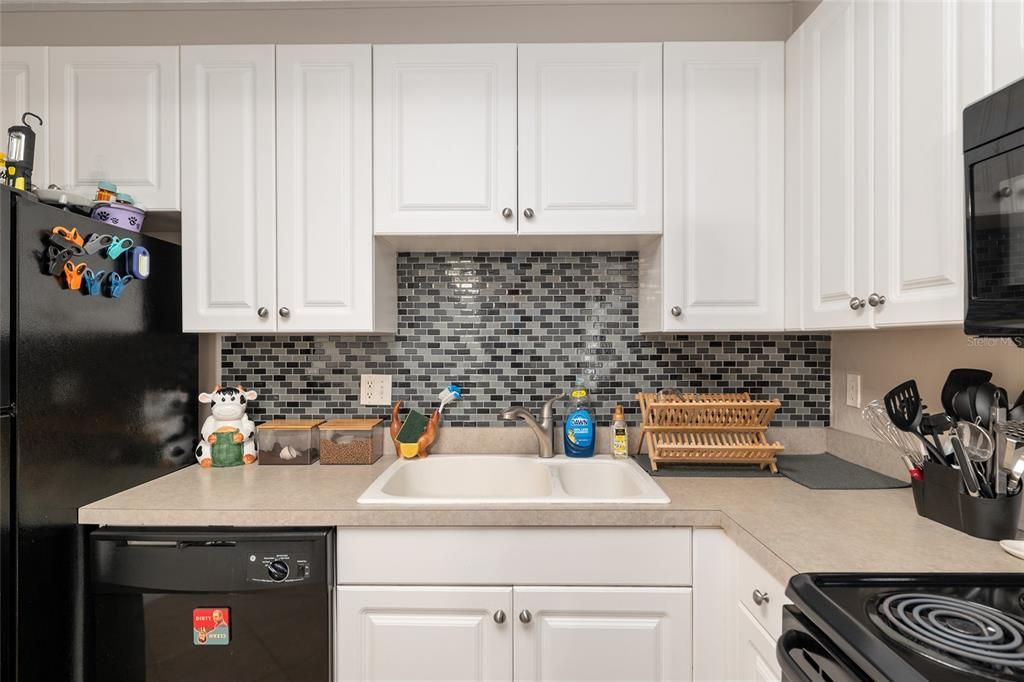 Active With Contract: $159,500 (3 beds, 2 baths, 1384 Square Feet)