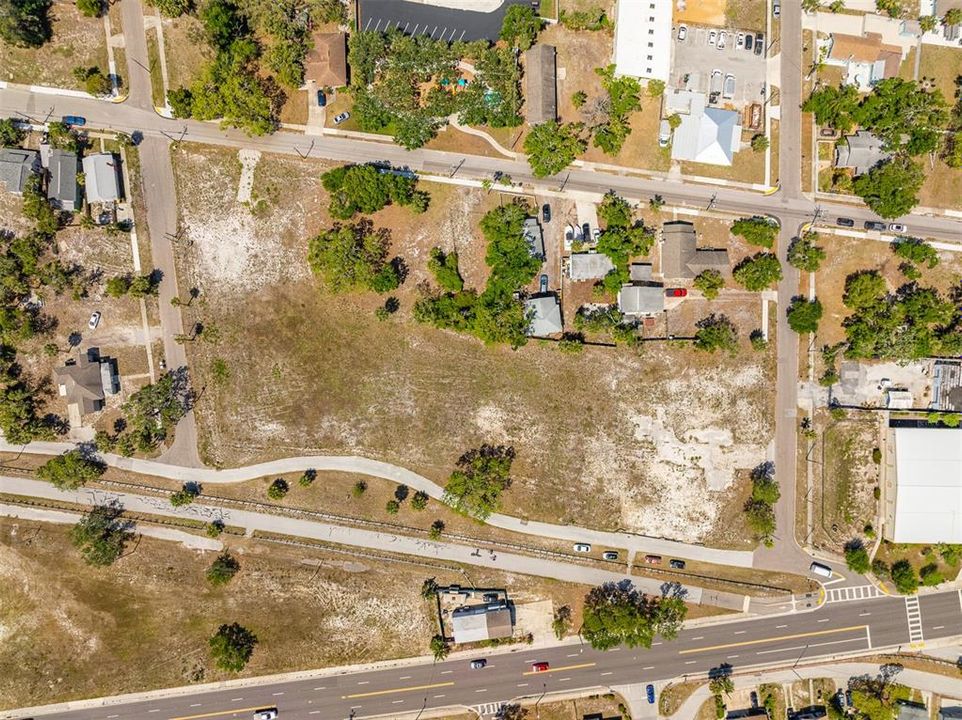 合同活跃: $2,750,000 (2.21 acres)