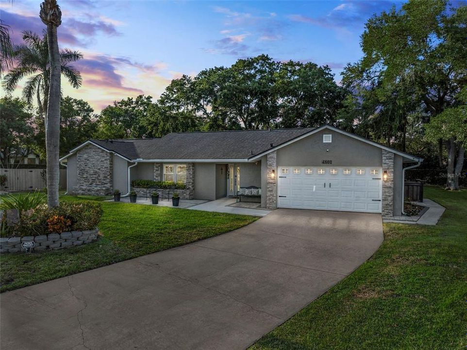 Recently Sold: $650,000 (4 beds, 2 baths, 1996 Square Feet)