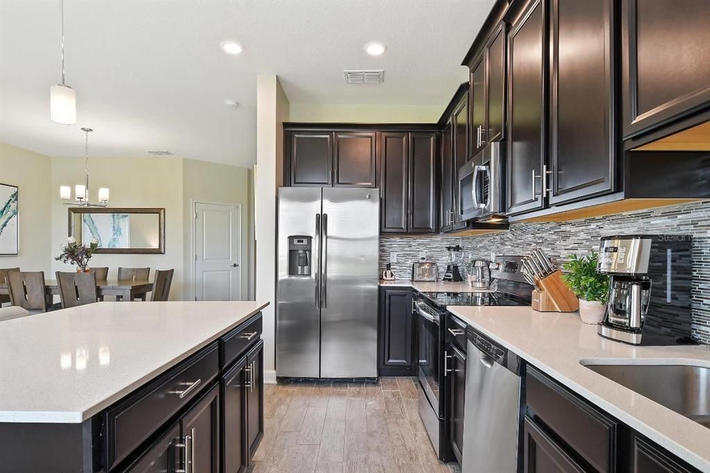 Под контрактом: $303,900 (3 спален, 2 ванн, 1741 Квадратных фут)