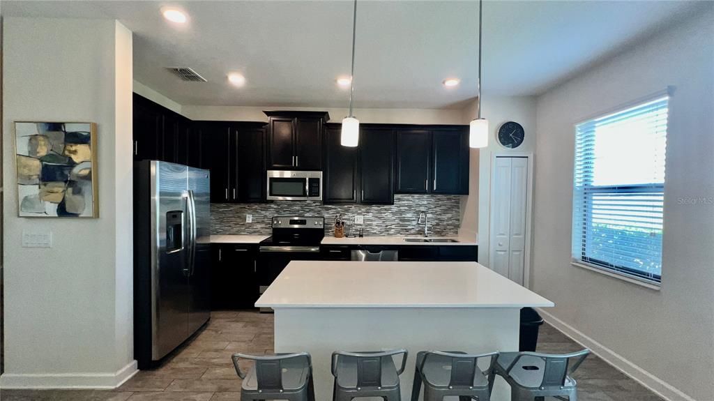 Под контрактом: $303,900 (3 спален, 2 ванн, 1741 Квадратных фут)