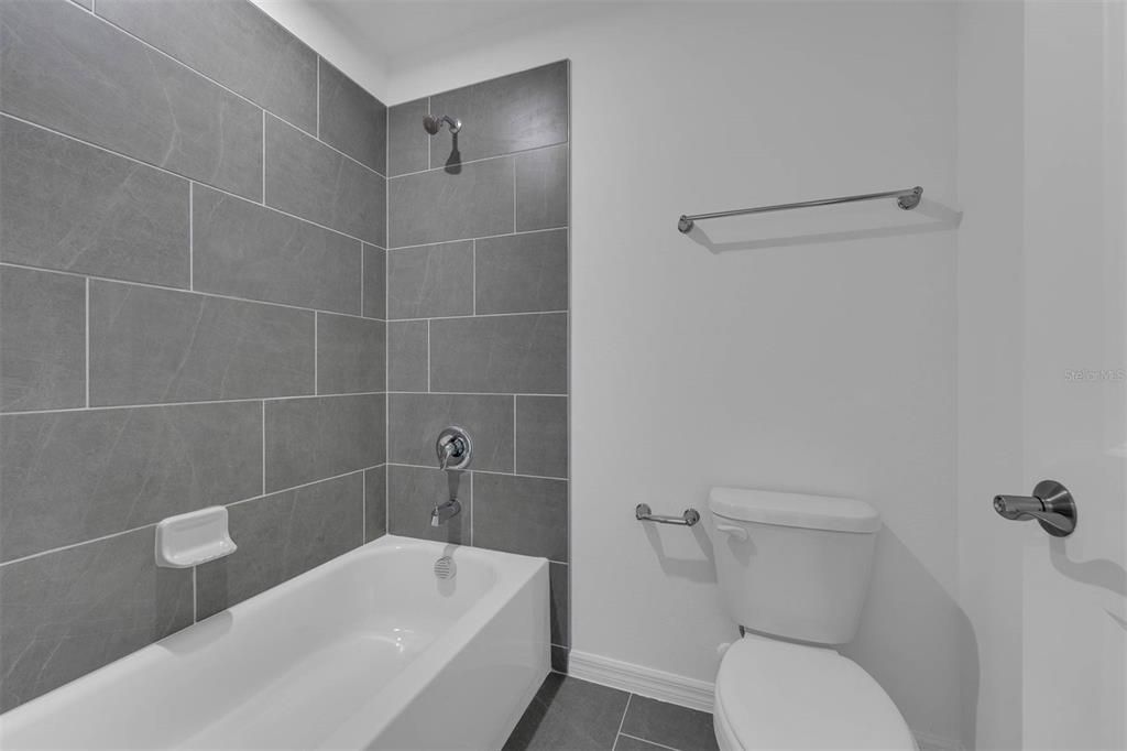 Под контрактом: $369,990 (5 спален, 3 ванн, 2434 Квадратных фут)
