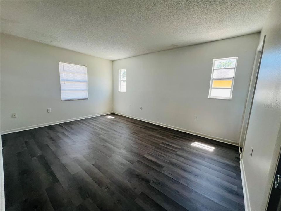 Под контрактом: $198,999 (2 спален, 2 ванн, 1237 Квадратных фут)