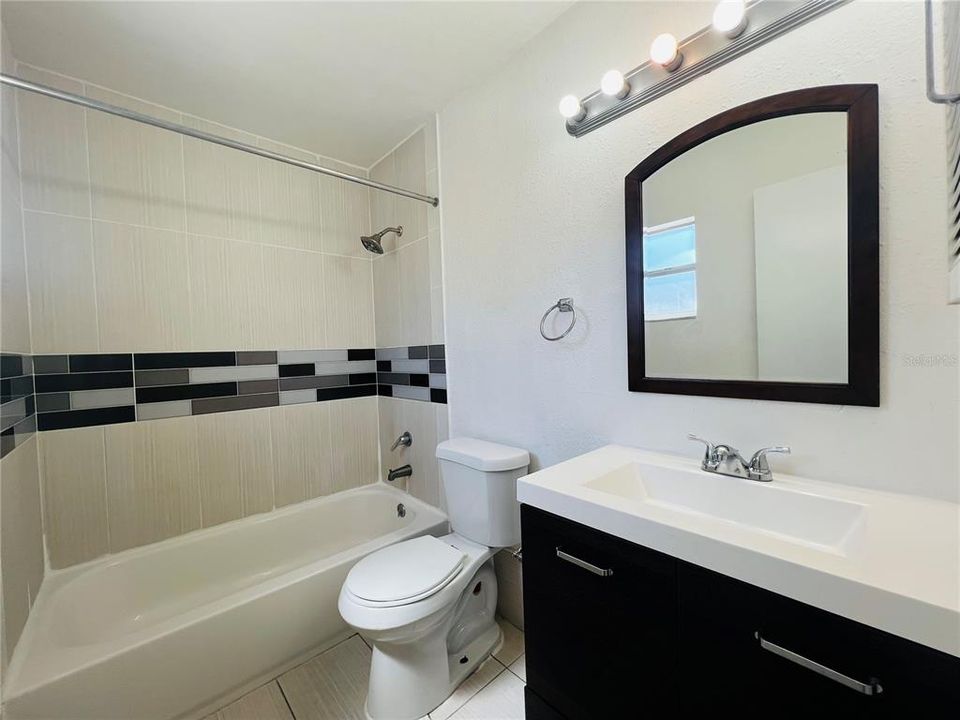 Под контрактом: $198,999 (2 спален, 2 ванн, 1237 Квадратных фут)