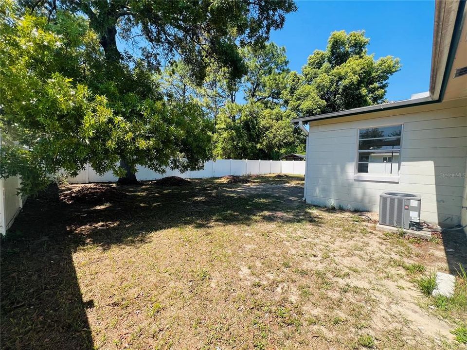 Под контрактом: $198,999 (2 спален, 2 ванн, 1237 Квадратных фут)