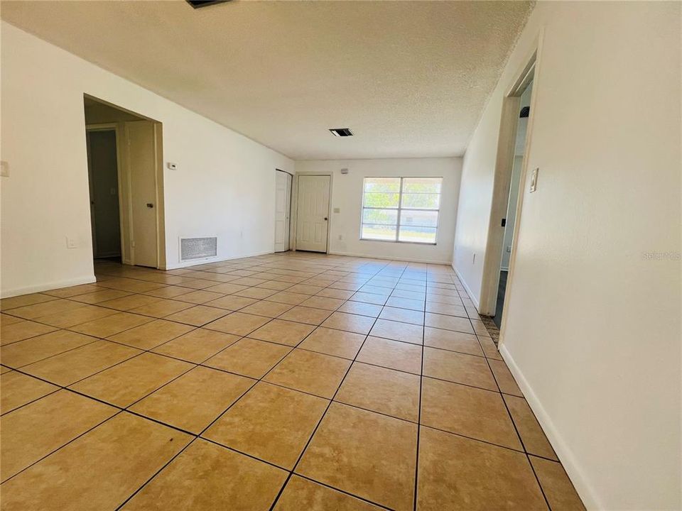 Под контрактом: $198,999 (2 спален, 2 ванн, 1237 Квадратных фут)