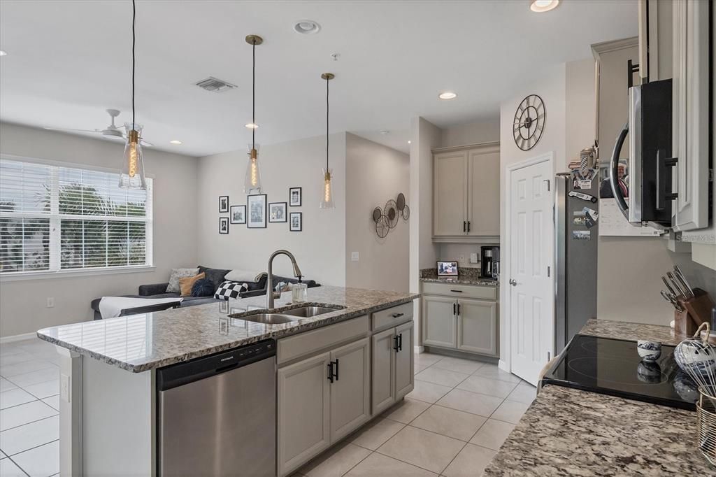 Под контрактом: $299,500 (2 спален, 2 ванн, 1135 Квадратных фут)