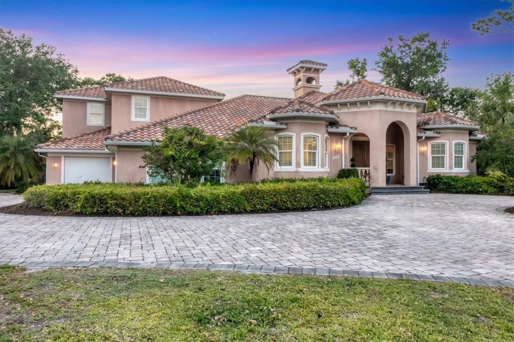 Recently Sold: $950,000 (4 beds, 2 baths, 3891 Square Feet)