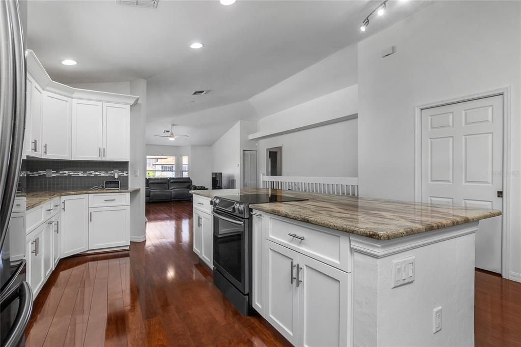 待售: $499,000 (4 贝兹, 3 浴室, 2569 平方英尺)