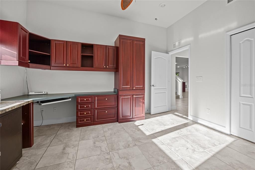 合同活跃: $389,900 (4 贝兹, 3 浴室, 2046 平方英尺)