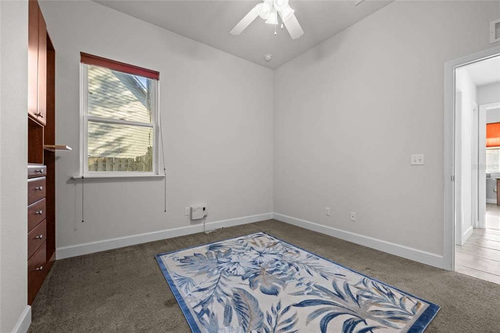 合同活跃: $389,900 (4 贝兹, 3 浴室, 2046 平方英尺)