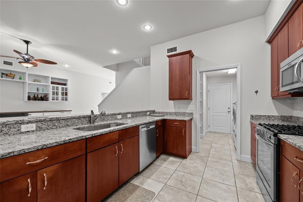 合同活跃: $389,900 (4 贝兹, 3 浴室, 2046 平方英尺)