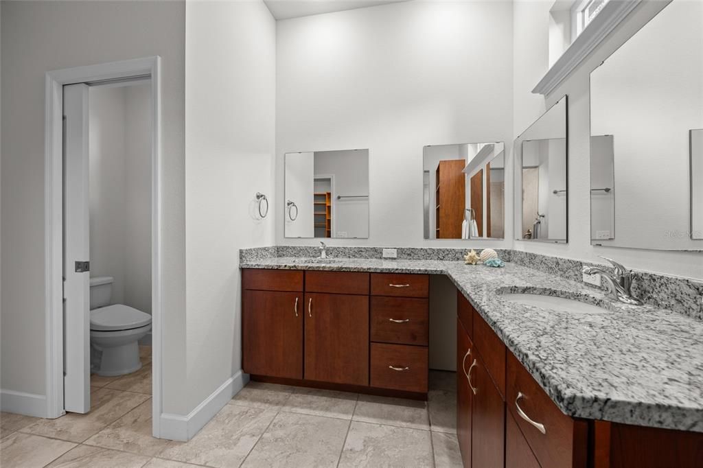 合同活跃: $389,900 (4 贝兹, 3 浴室, 2046 平方英尺)