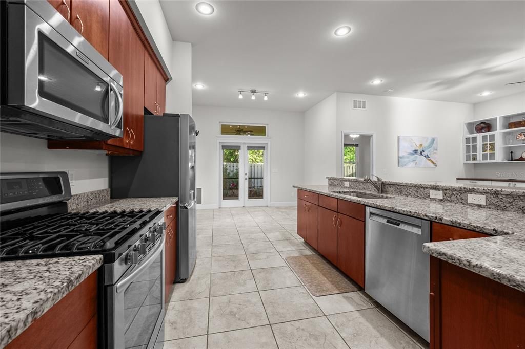 合同活跃: $389,900 (4 贝兹, 3 浴室, 2046 平方英尺)