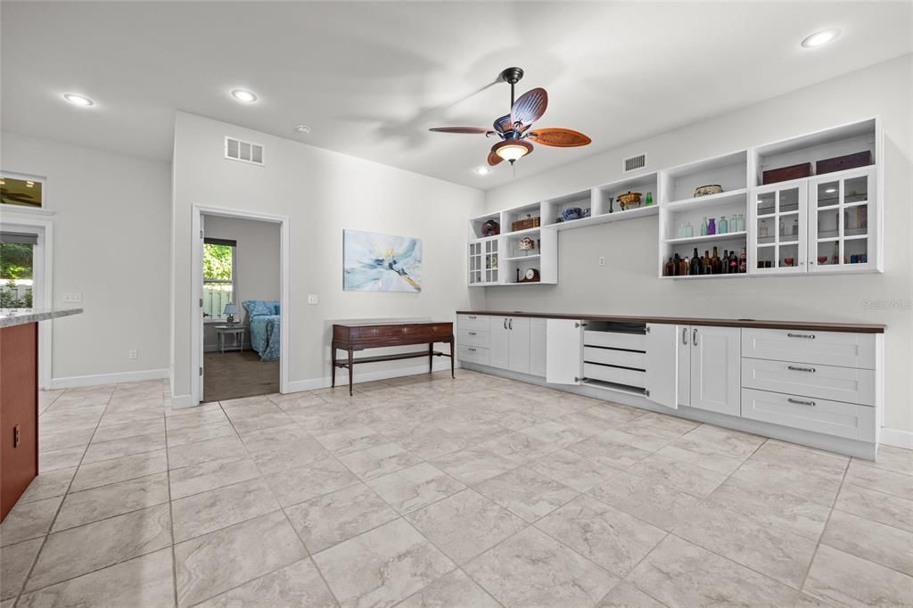 合同活跃: $389,900 (4 贝兹, 3 浴室, 2046 平方英尺)