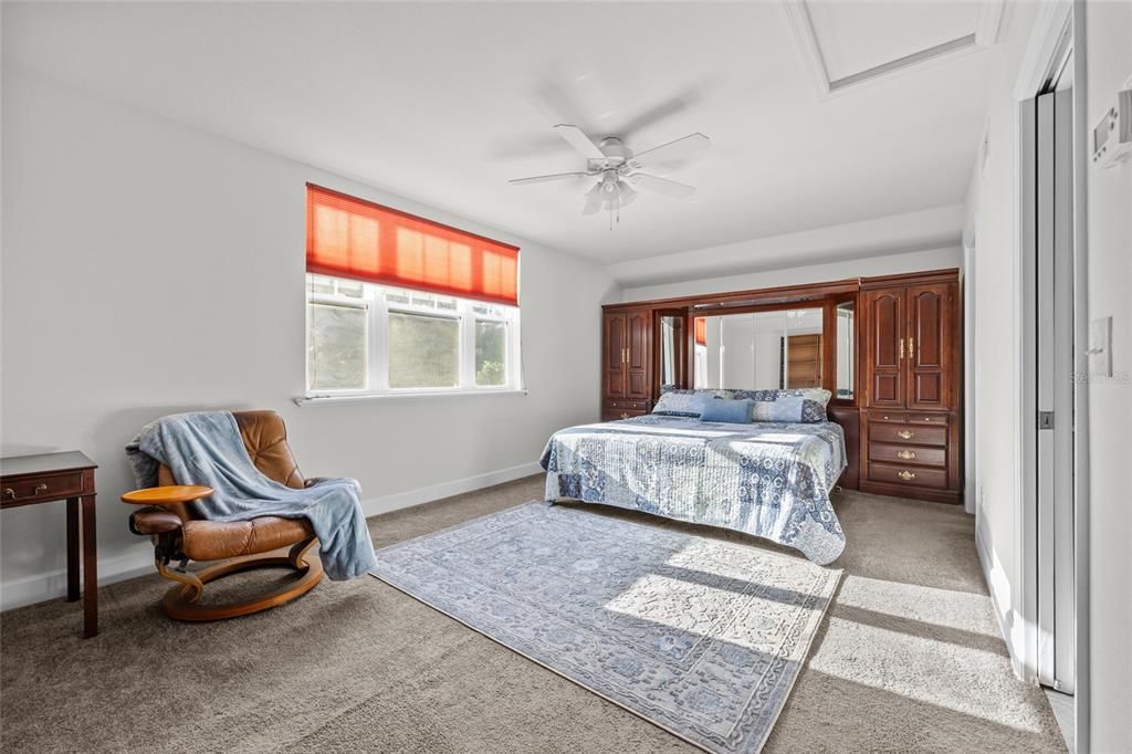 合同活跃: $389,900 (4 贝兹, 3 浴室, 2046 平方英尺)