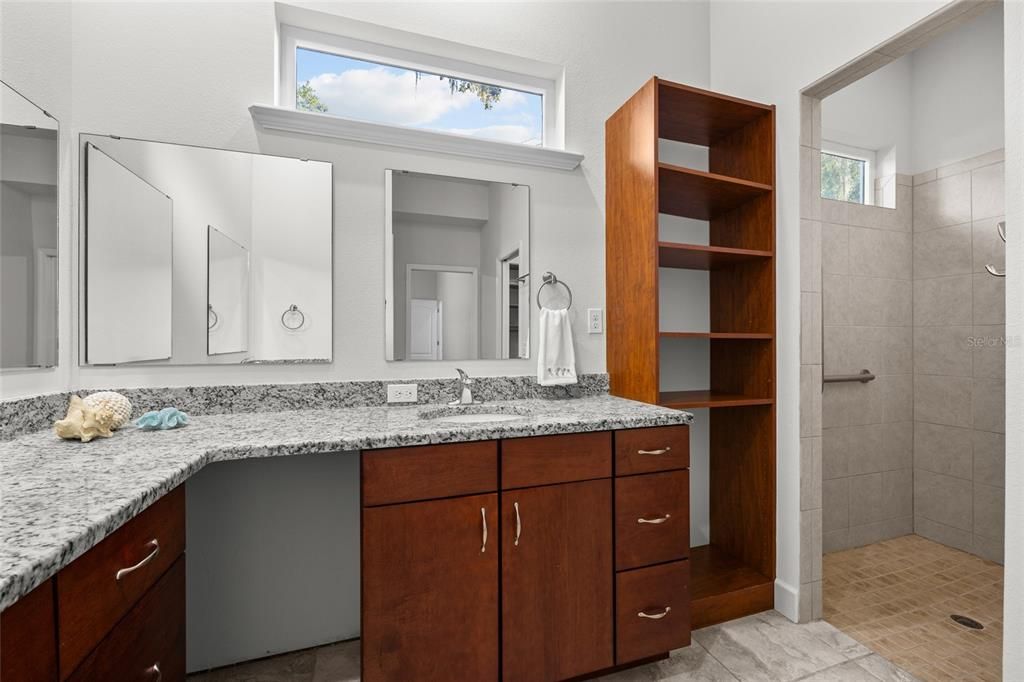 合同活跃: $389,900 (4 贝兹, 3 浴室, 2046 平方英尺)