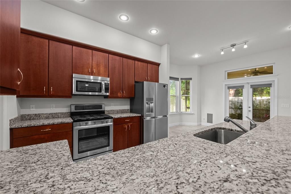 合同活跃: $389,900 (4 贝兹, 3 浴室, 2046 平方英尺)