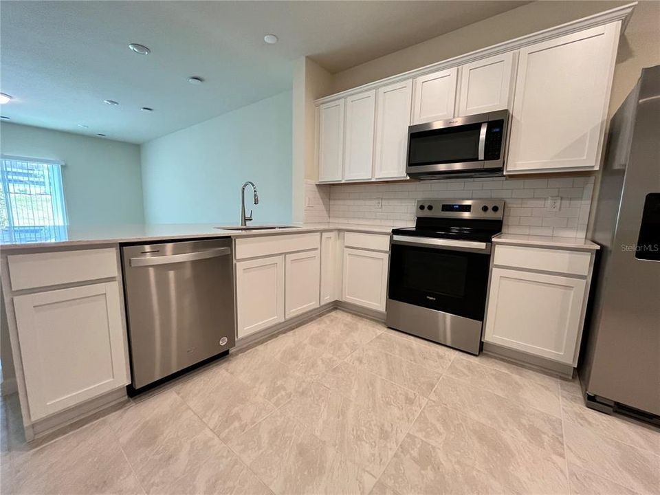 Под контрактом: $2,000 (3 спален, 2 ванн, 1699 Квадратных фут)