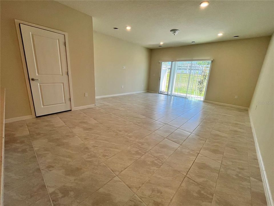 Под контрактом: $2,000 (3 спален, 2 ванн, 1699 Квадратных фут)