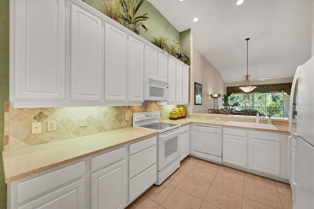 For Sale: $325,000 (2 beds, 2 baths, 1637 Square Feet)