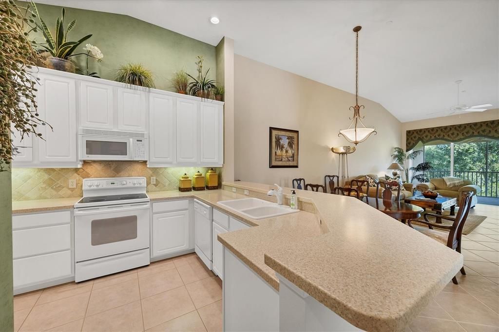 For Sale: $325,000 (2 beds, 2 baths, 1637 Square Feet)