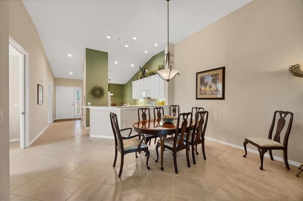 For Sale: $325,000 (2 beds, 2 baths, 1637 Square Feet)