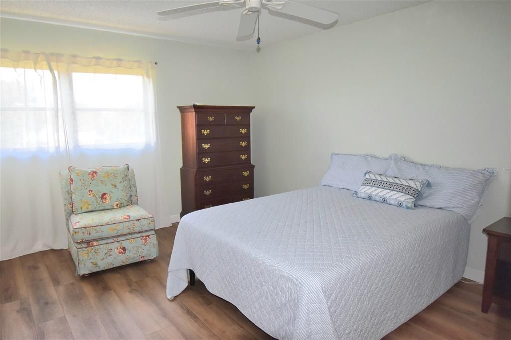 For Sale: $137,000 (1 beds, 1 baths, 760 Square Feet)