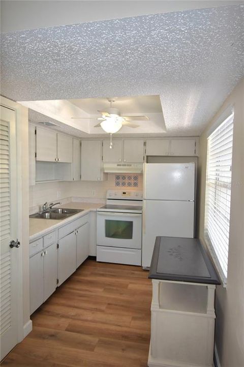 For Sale: $137,000 (1 beds, 1 baths, 760 Square Feet)