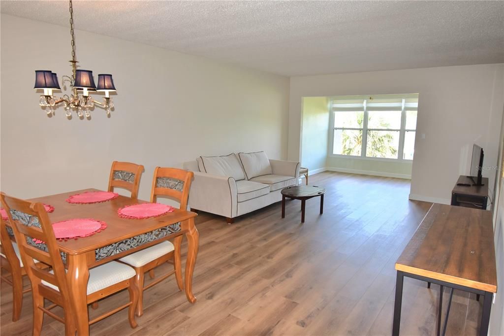 For Sale: $137,000 (1 beds, 1 baths, 760 Square Feet)