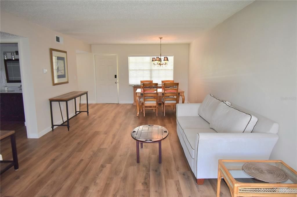 For Sale: $137,000 (1 beds, 1 baths, 760 Square Feet)