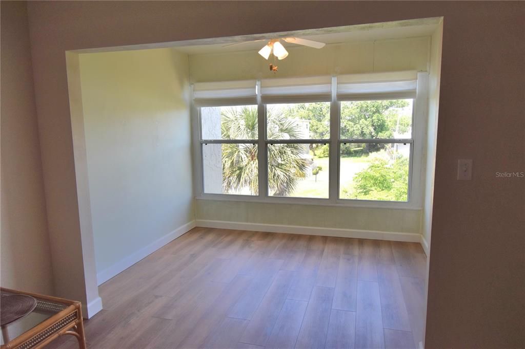 For Sale: $137,000 (1 beds, 1 baths, 760 Square Feet)