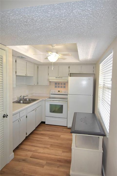 For Sale: $137,000 (1 beds, 1 baths, 760 Square Feet)