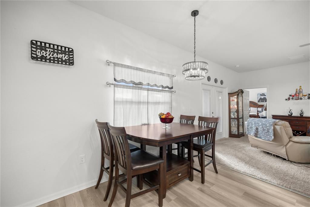 En Venta: $399,000 (5 camas, 3 baños, 2555 Pies cuadrados)