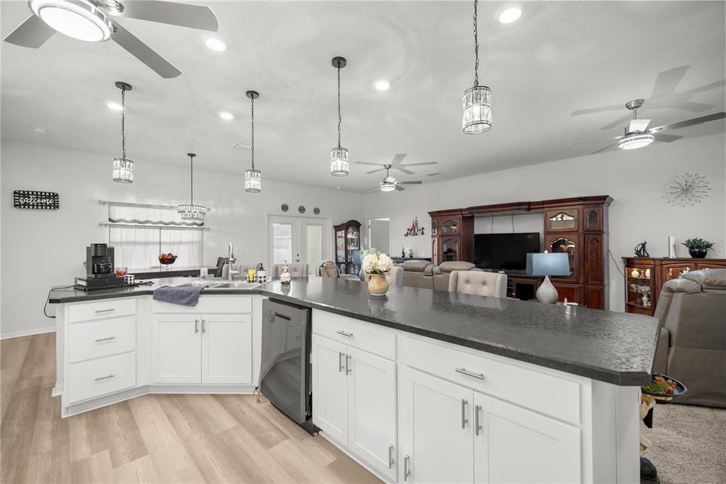 En Venta: $399,000 (5 camas, 3 baños, 2555 Pies cuadrados)