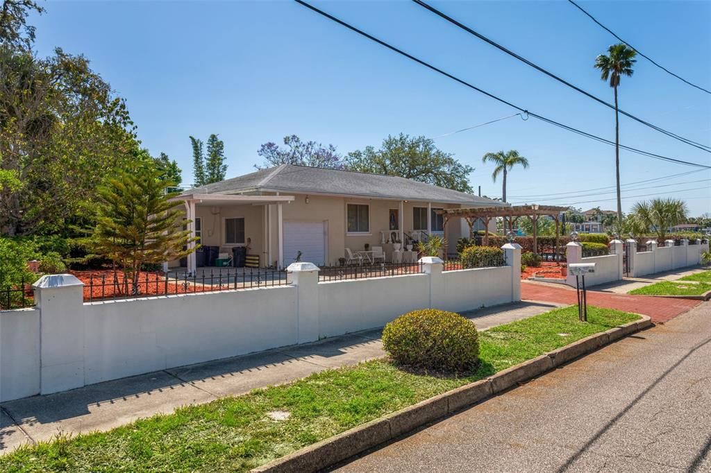 Под контрактом: $599,000 (3 спален, 2 ванн, 1721 Квадратных фут)