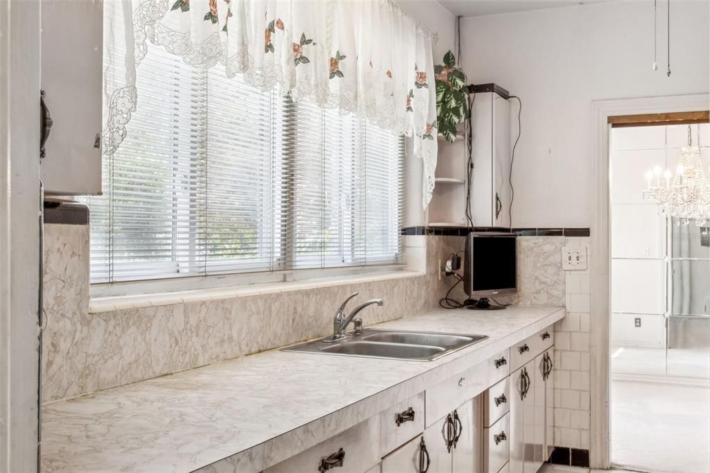 Под контрактом: $599,000 (3 спален, 2 ванн, 1721 Квадратных фут)