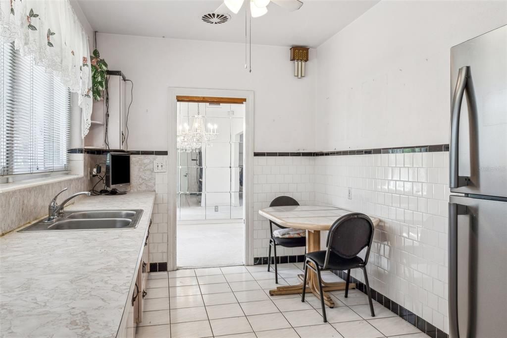 Под контрактом: $599,000 (3 спален, 2 ванн, 1721 Квадратных фут)