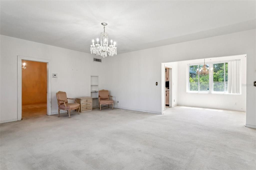 Под контрактом: $599,000 (3 спален, 2 ванн, 1721 Квадратных фут)