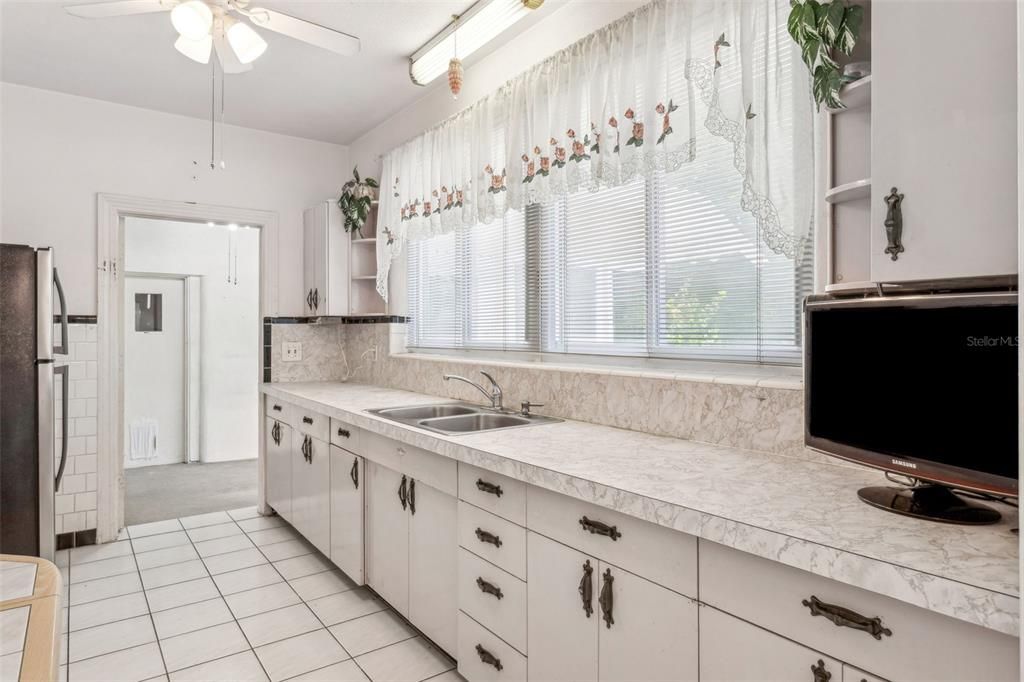 Под контрактом: $599,000 (3 спален, 2 ванн, 1721 Квадратных фут)