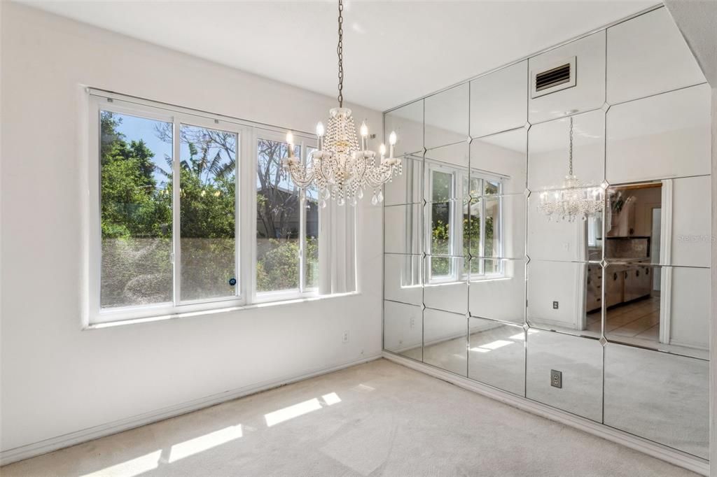 Под контрактом: $599,000 (3 спален, 2 ванн, 1721 Квадратных фут)