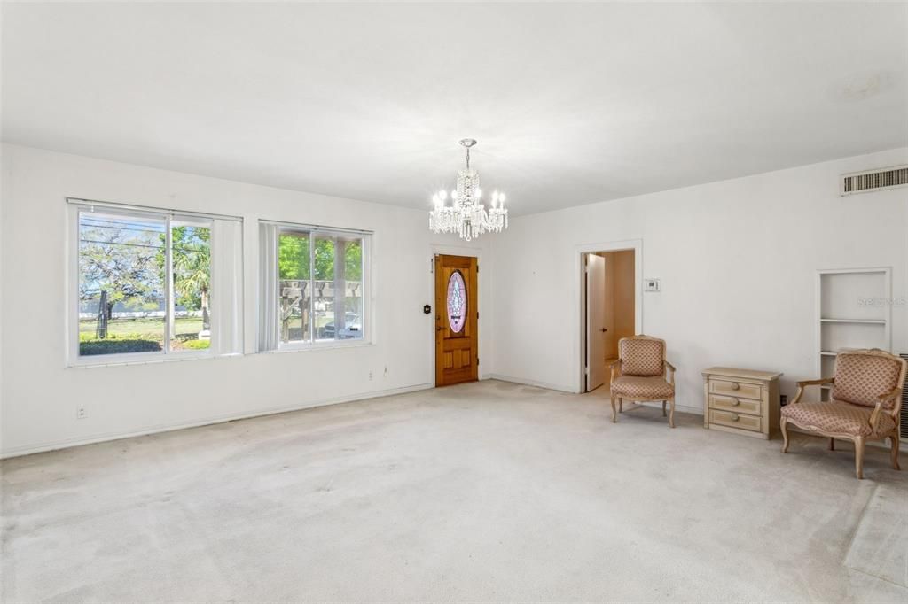 Под контрактом: $599,000 (3 спален, 2 ванн, 1721 Квадратных фут)