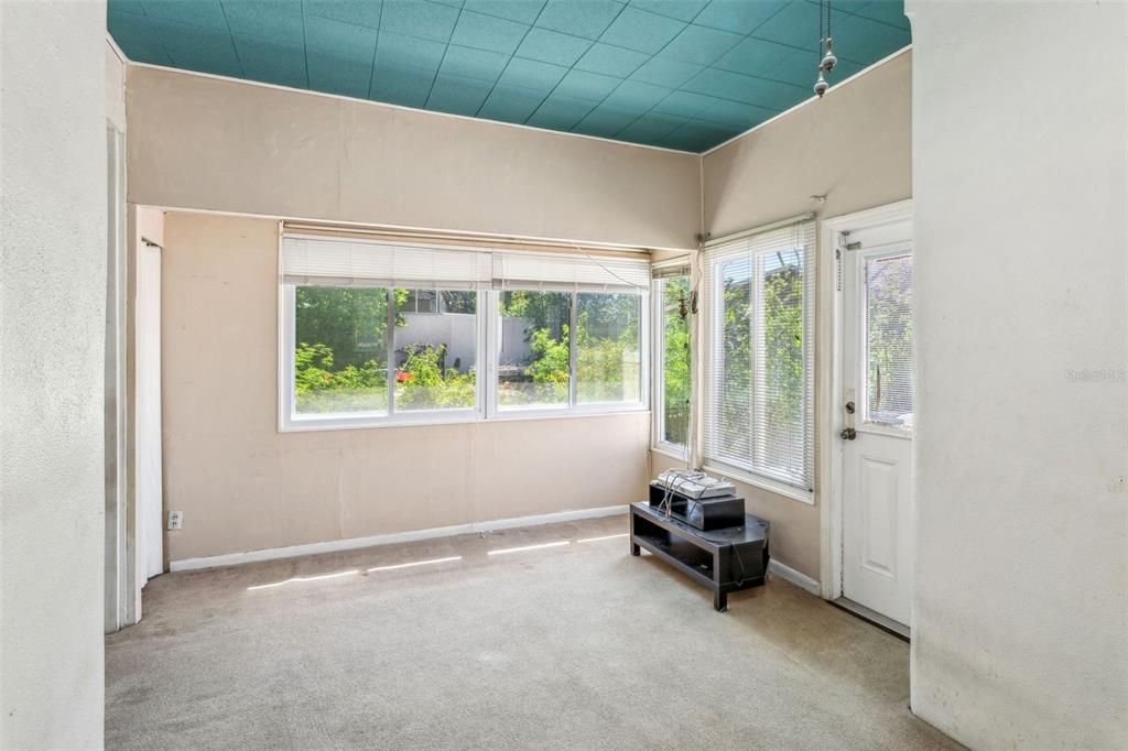 Под контрактом: $599,000 (3 спален, 2 ванн, 1721 Квадратных фут)