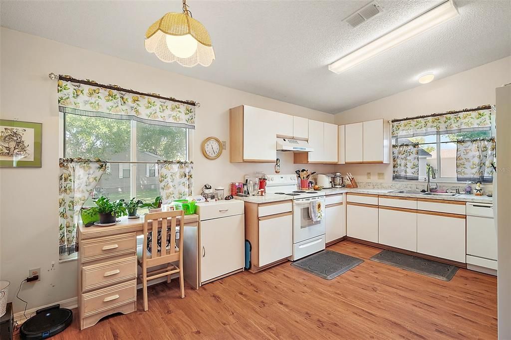 Active With Contract: $198,000 (2 beds, 2 baths, 1420 Square Feet)